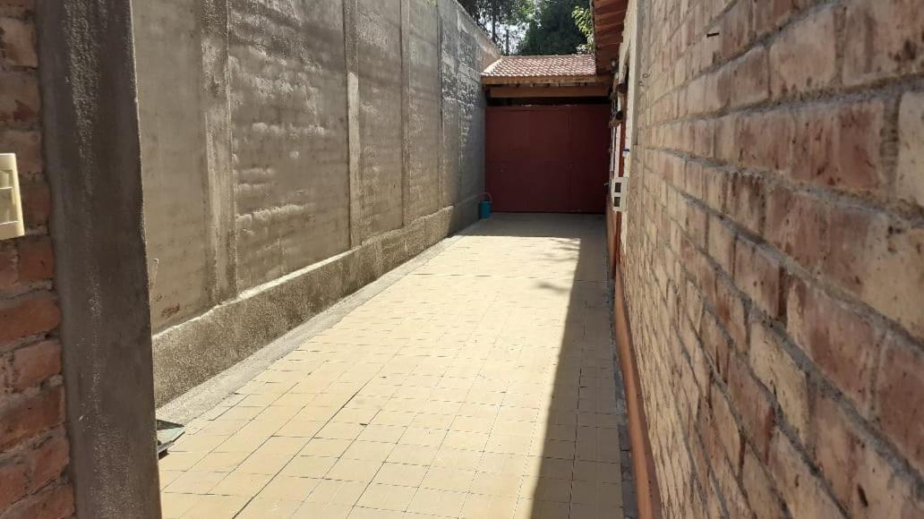Casa Confortable - Parque Central - Estacionamiento, Patio, 3 Banos, 5 Habitaciones - La Cieneguita Exterior photo